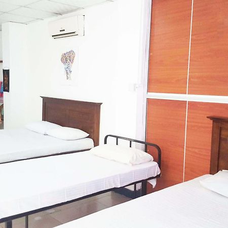 Beehive Colombo Hotel Bagian luar foto